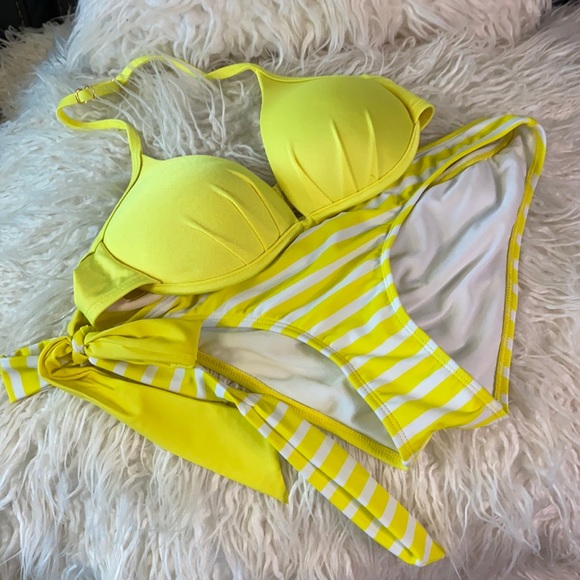 Kandice Pelletier bikini set - Picture 1 of 9